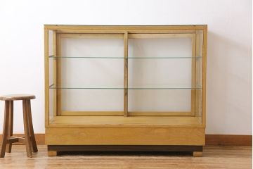 レトロ家具　昭和レトロ　ナラ材　ナチュラルテイストに馴染む明るい色味のガラスケース(ショーケース、飾り棚、陳列棚)