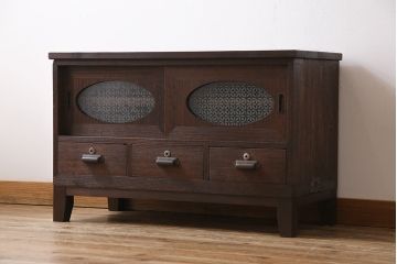 レトロ家具　昭和レトロ　当店オリジナル花菱ガラス　丸窓が目を引くリメイク戸棚(ローボード)