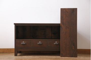 レトロ家具　昭和レトロ　当店オリジナル花菱ガラス　丸窓が目を引くリメイク戸棚(ローボード)