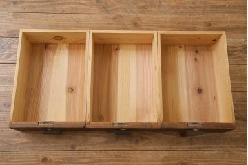 レトロ家具　昭和レトロ　当店オリジナル花菱ガラス　丸窓が目を引くリメイク戸棚(ローボード)