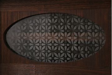 レトロ家具　昭和レトロ　当店オリジナル花菱ガラス　丸窓が目を引くリメイク戸棚(ローボード)