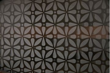 レトロ家具　昭和レトロ　当店オリジナル花菱ガラス　丸窓が目を引くリメイク戸棚(ローボード)