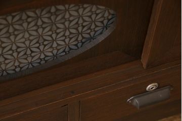 レトロ家具　昭和レトロ　当店オリジナル花菱ガラス　丸窓が目を引くリメイク戸棚(ローボード)