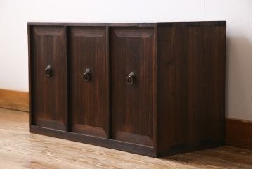 アンティーク家具　古民具・骨董　大正期　総桐材　倹飩(けんどん)式扉　味わい深いアンティークの収納棚(書棚)