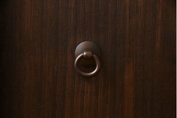 アンティーク家具　古民具・骨董　大正期　総桐材　倹飩(けんどん)式扉　味わい深いアンティークの収納棚(書棚)