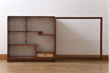 レトロ家具　レトロ　小振り　上品な和の風情を感じられるガラス扉つき飾り棚(ガラスケース、収納棚)