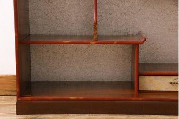 レトロ家具　レトロ　小振り　上品な和の風情を感じられるガラス扉つき飾り棚(ガラスケース、収納棚)