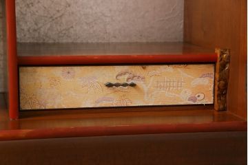 レトロ家具　レトロ　小振り　上品な和の風情を感じられるガラス扉つき飾り棚(ガラスケース、収納棚)