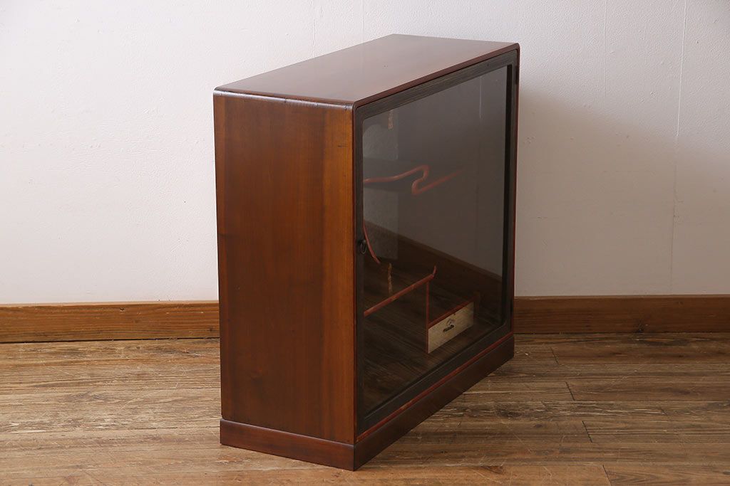 レトロ家具　レトロ　小振り　上品な和の風情を感じられるガラス扉つき飾り棚(ガラスケース、収納棚)
