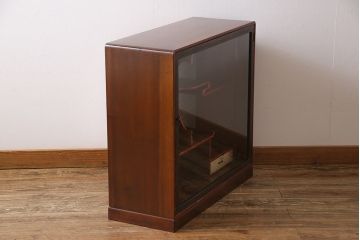 レトロ家具　レトロ　小振り　上品な和の風情を感じられるガラス扉つき飾り棚(ガラスケース、収納棚)