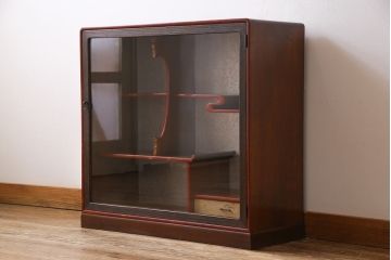 レトロ家具　レトロ　小振り　上品な和の風情を感じられるガラス扉つき飾り棚(ガラスケース、収納棚)
