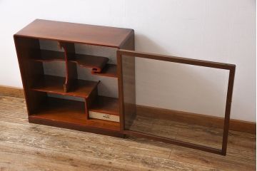 レトロ家具　レトロ　小振り　上品な和の風情を感じられるガラス扉つき飾り棚(ガラスケース、収納棚)