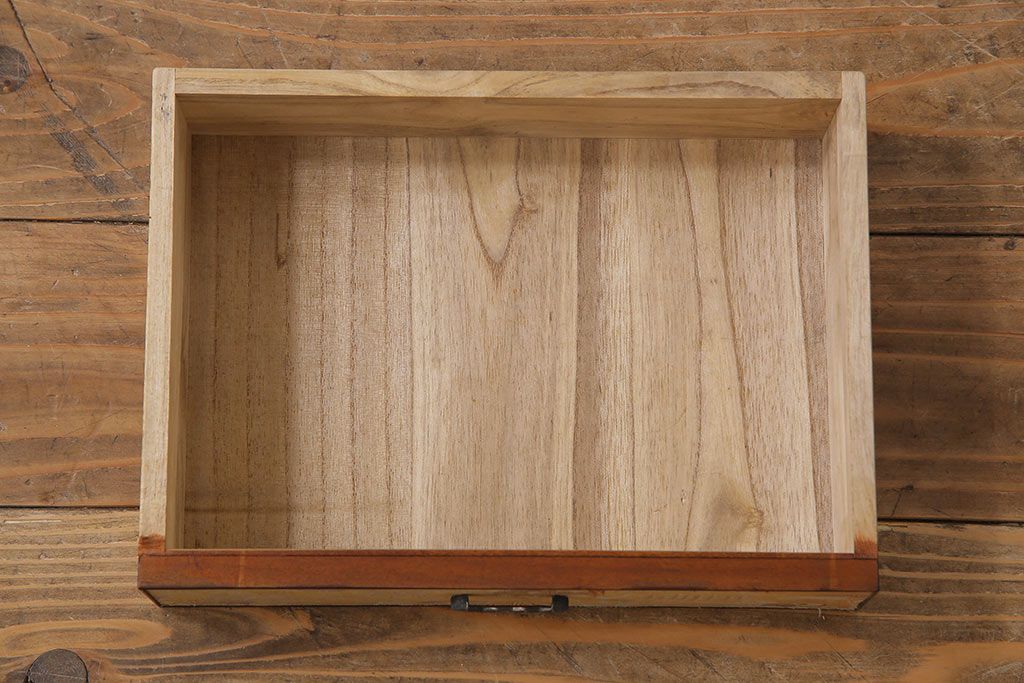 レトロ家具　レトロ　小振り　上品な和の風情を感じられるガラス扉つき飾り棚(ガラスケース、収納棚)