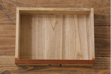 レトロ家具　レトロ　小振り　上品な和の風情を感じられるガラス扉つき飾り棚(ガラスケース、収納棚)