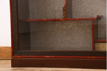 レトロ家具　レトロ　小振り　上品な和の風情を感じられるガラス扉つき飾り棚(ガラスケース、収納棚)