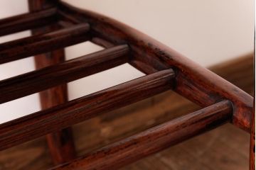 アンティーク雑貨　民芸家具　天板の模様が独特の雰囲気を漂わせるサイドテーブル(カフェテーブル、飾り台)