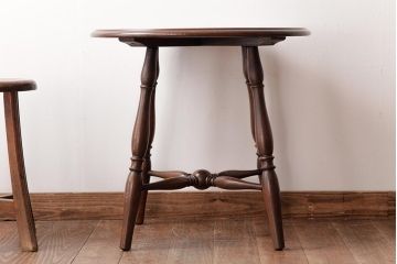 アンティーク家具　昭和中期　ナラ材　クラシカルなデザインの小振りなサイドテーブル(リビングテーブル、花台)