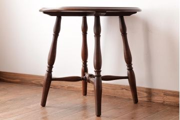 アンティーク家具　昭和中期　ナラ材　クラシカルなデザインの小振りなサイドテーブル(リビングテーブル、花台)