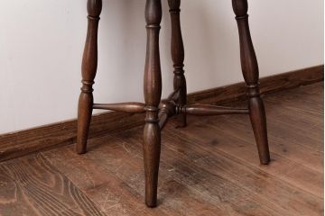 アンティーク家具　昭和中期　ナラ材　クラシカルなデザインの小振りなサイドテーブル(リビングテーブル、花台)