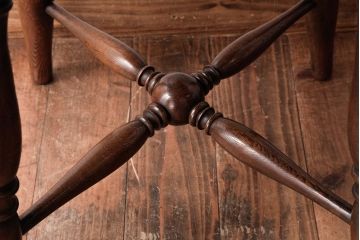 アンティーク家具　昭和中期　ナラ材　クラシカルなデザインの小振りなサイドテーブル(リビングテーブル、花台)