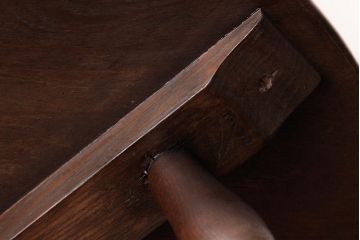 アンティーク家具　昭和中期　ナラ材　クラシカルなデザインの小振りなサイドテーブル(リビングテーブル、花台)