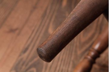 アンティーク家具　昭和中期　ナラ材　クラシカルなデザインの小振りなサイドテーブル(リビングテーブル、花台)