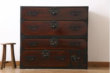 アンティーク家具　和製アンティーク　前面ケヤキ材　縁起物の意匠が施された重ねの二本松箪笥(引き出し、衣装箪笥)