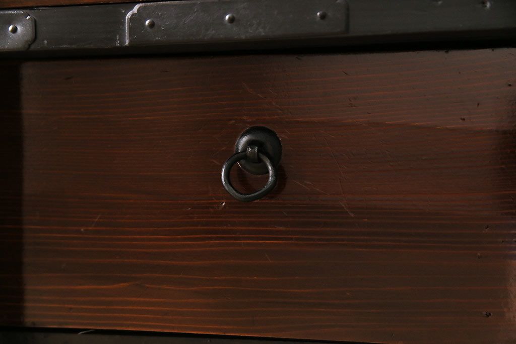 アンティーク家具　和製アンティーク　前面ケヤキ材　縁起物の意匠が施された重ねの二本松箪笥(引き出し、衣装箪笥)