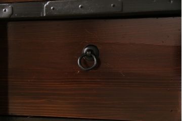 アンティーク家具　和製アンティーク　前面ケヤキ材　縁起物の意匠が施された重ねの二本松箪笥(引き出し、衣装箪笥)