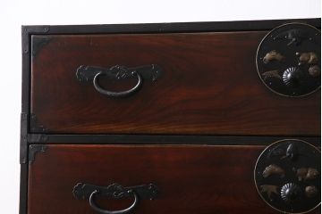 アンティーク家具　和製アンティーク　前面ケヤキ材　縁起物の意匠が施された重ねの二本松箪笥(引き出し、衣装箪笥)