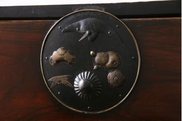 アンティーク家具　和製アンティーク　前面ケヤキ材　縁起物の意匠が施された重ねの二本松箪笥(引き出し、衣装箪笥)