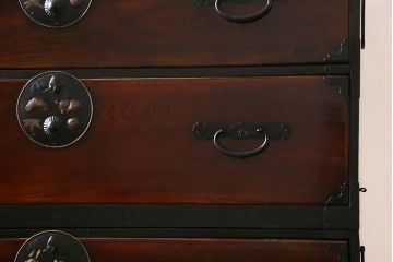 アンティーク家具　和製アンティーク　前面ケヤキ材　縁起物の意匠が施された重ねの二本松箪笥(引き出し、衣装箪笥)