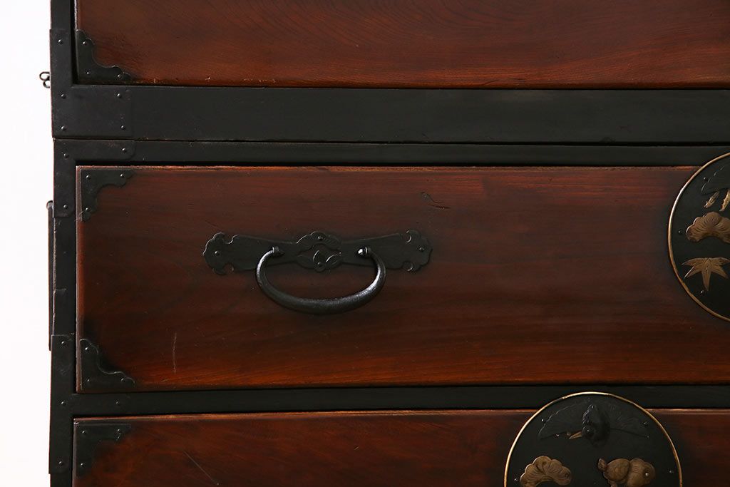 アンティーク家具　和製アンティーク　前面ケヤキ材　縁起物の意匠が施された重ねの二本松箪笥(引き出し、衣装箪笥)