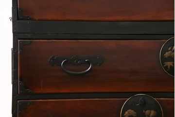 アンティーク家具　和製アンティーク　前面ケヤキ材　縁起物の意匠が施された重ねの二本松箪笥(引き出し、衣装箪笥)