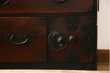 アンティーク家具　和製アンティーク　前面ケヤキ材　縁起物の意匠が施された重ねの二本松箪笥(引き出し、衣装箪笥)