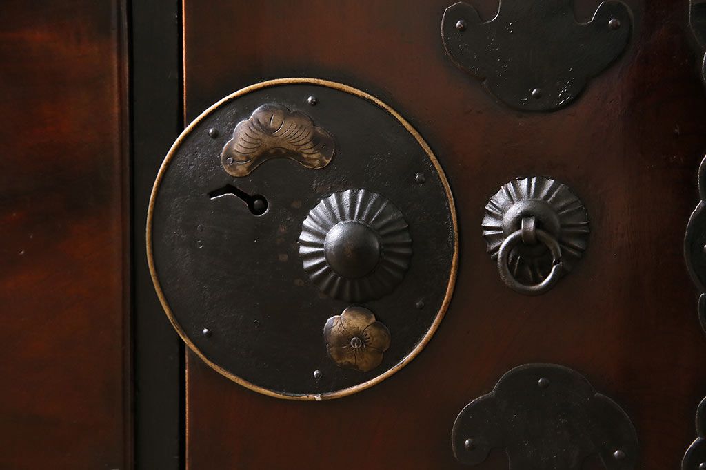 アンティーク家具　和製アンティーク　前面ケヤキ材　縁起物の意匠が施された重ねの二本松箪笥(引き出し、衣装箪笥)