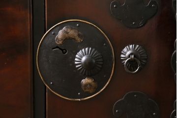 アンティーク家具　和製アンティーク　前面ケヤキ材　縁起物の意匠が施された重ねの二本松箪笥(引き出し、衣装箪笥)