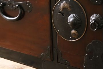 アンティーク家具　和製アンティーク　前面ケヤキ材　縁起物の意匠が施された重ねの二本松箪笥(引き出し、衣装箪笥)