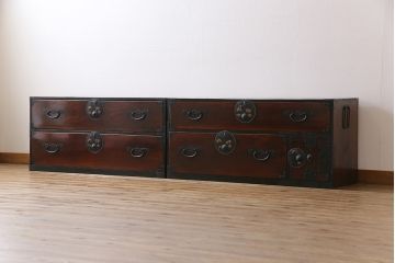 アンティーク家具　和製アンティーク　前面ケヤキ材　縁起物の意匠が施された重ねの二本松箪笥(引き出し、衣装箪笥)