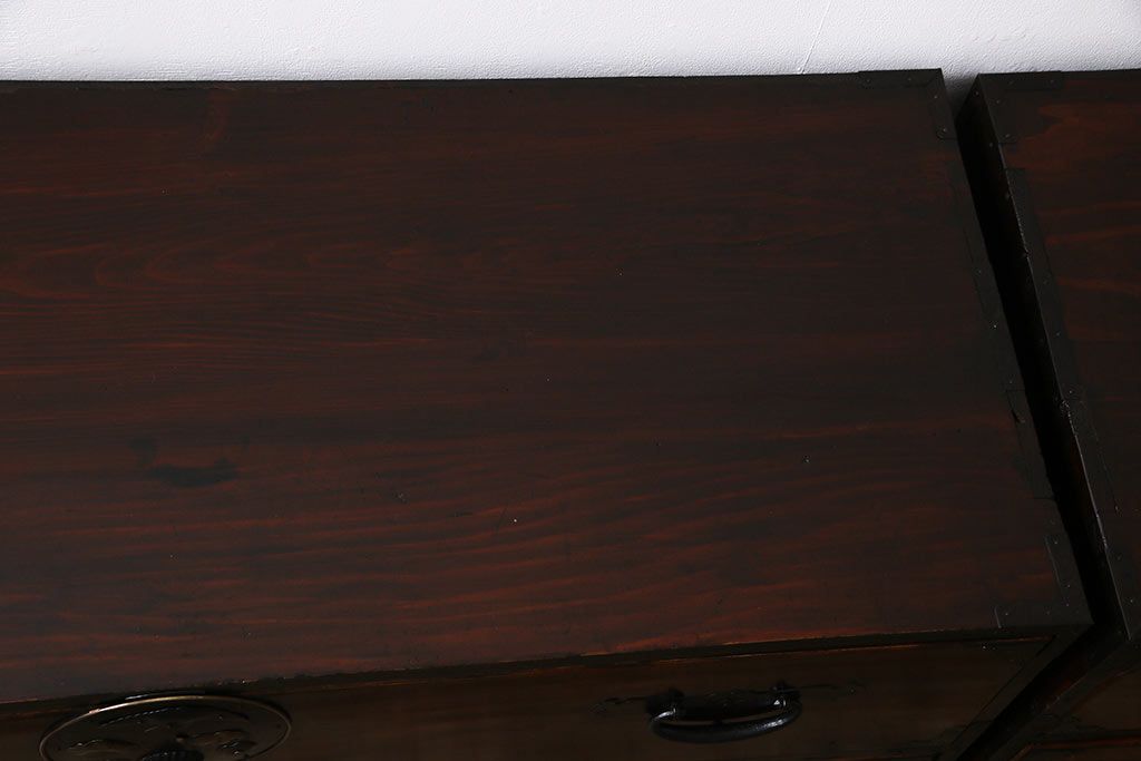 アンティーク家具　和製アンティーク　前面ケヤキ材　縁起物の意匠が施された重ねの二本松箪笥(引き出し、衣装箪笥)