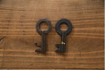 アンティーク家具　和製アンティーク　前面ケヤキ材　縁起物の意匠が施された重ねの二本松箪笥(引き出し、衣装箪笥)