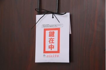 アンティーク家具　和製アンティーク　前面ケヤキ材　縁起物の意匠が施された重ねの二本松箪笥(引き出し、衣装箪笥)