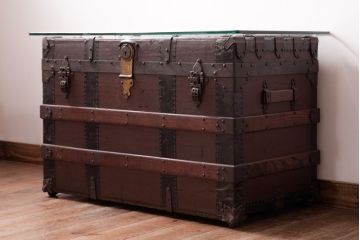 アンティーク雑貨　イギリスアンティーク　リメイク家具　堅牢な佇まいがお洒落なトランクテーブル(センターテーブル)