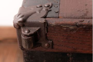 アンティーク雑貨　イギリスアンティーク　リメイク家具　堅牢な佇まいがお洒落なトランクテーブル(センターテーブル)