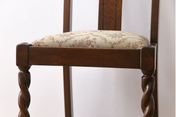 アンティーク家具　イギリスアンティーク　ツイストレッグ　ゴブラン織り　優雅な佇まいのオーク材製ダイニングチェア(椅子)(1)