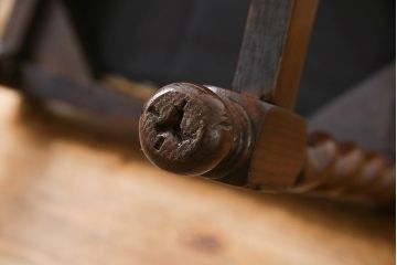 アンティーク家具　イギリスアンティーク　ツイストレッグ　ゴブラン織り　優雅な佇まいのオーク材製ダイニングチェア(椅子)