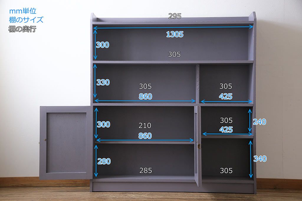 ペイント家具　彫刻がアクセントになった淡い色合いの飾り棚(収納棚、キャビネット)