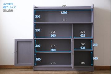 ペイント家具　彫刻がアクセントになった淡い色合いの飾り棚(収納棚、キャビネット)