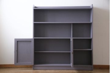 ペイント家具　彫刻がアクセントになった淡い色合いの飾り棚(収納棚、キャビネット)