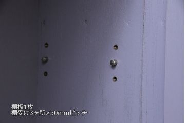 ペイント家具　彫刻がアクセントになった淡い色合いの飾り棚(収納棚、キャビネット)